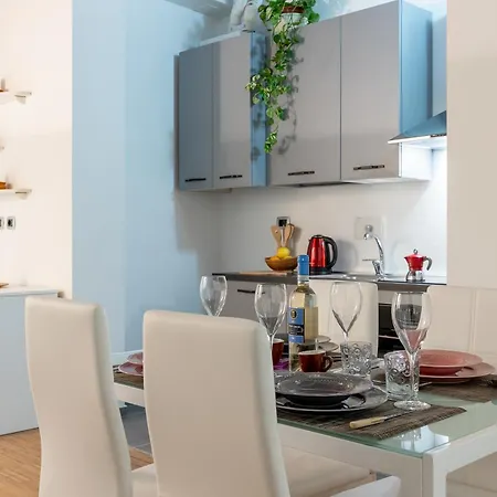 Lovely Near Palazzo Blu Apartamento