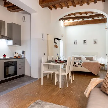 Lovely Near Palazzo Blu Apartment
